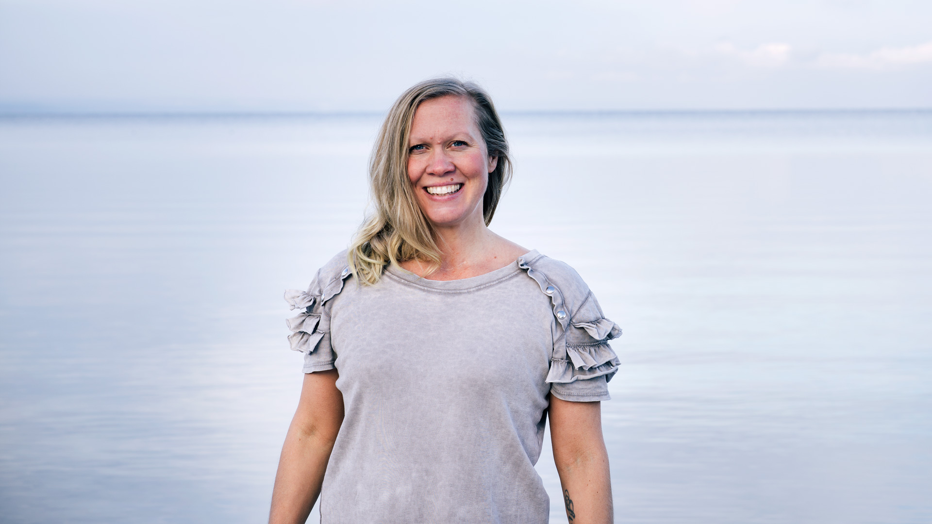 anna-hjarnkoll-lumumma Anna Sköld står framför Vättern